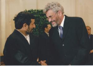 O embaixador brasileiro Luiz Antonio Fachini cumprimenta o então presidente iraniano, Mahmoud Ahmadinejad, ao final da sua missão no Irã.
